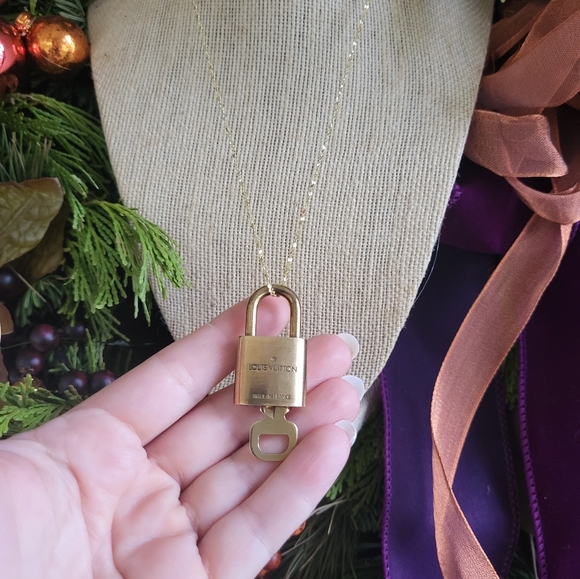 LOUIS VUITTON PADLOCK NECKLACE sooooo Dreamy!!!! πππβ€π§‘π - Picture 4 of 9